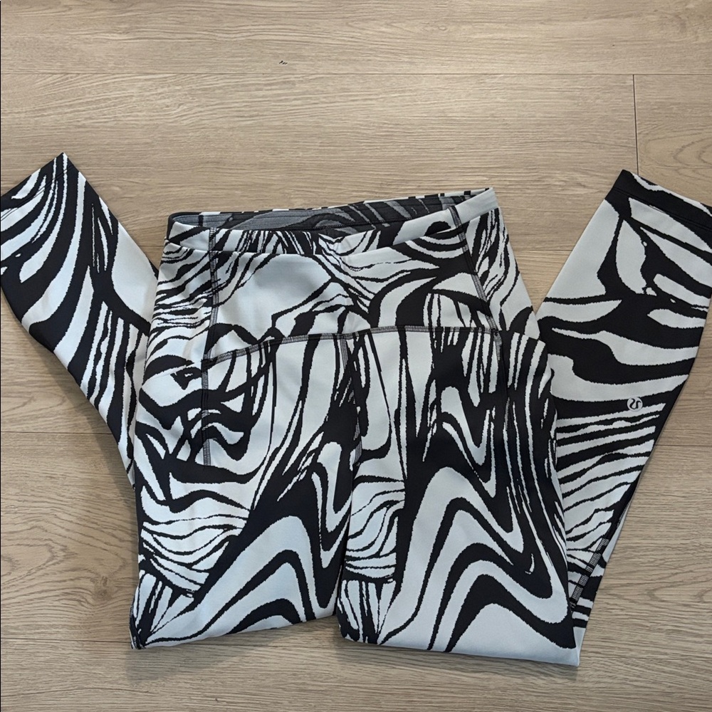 NWOT Lululemon swift speed 25in size 6